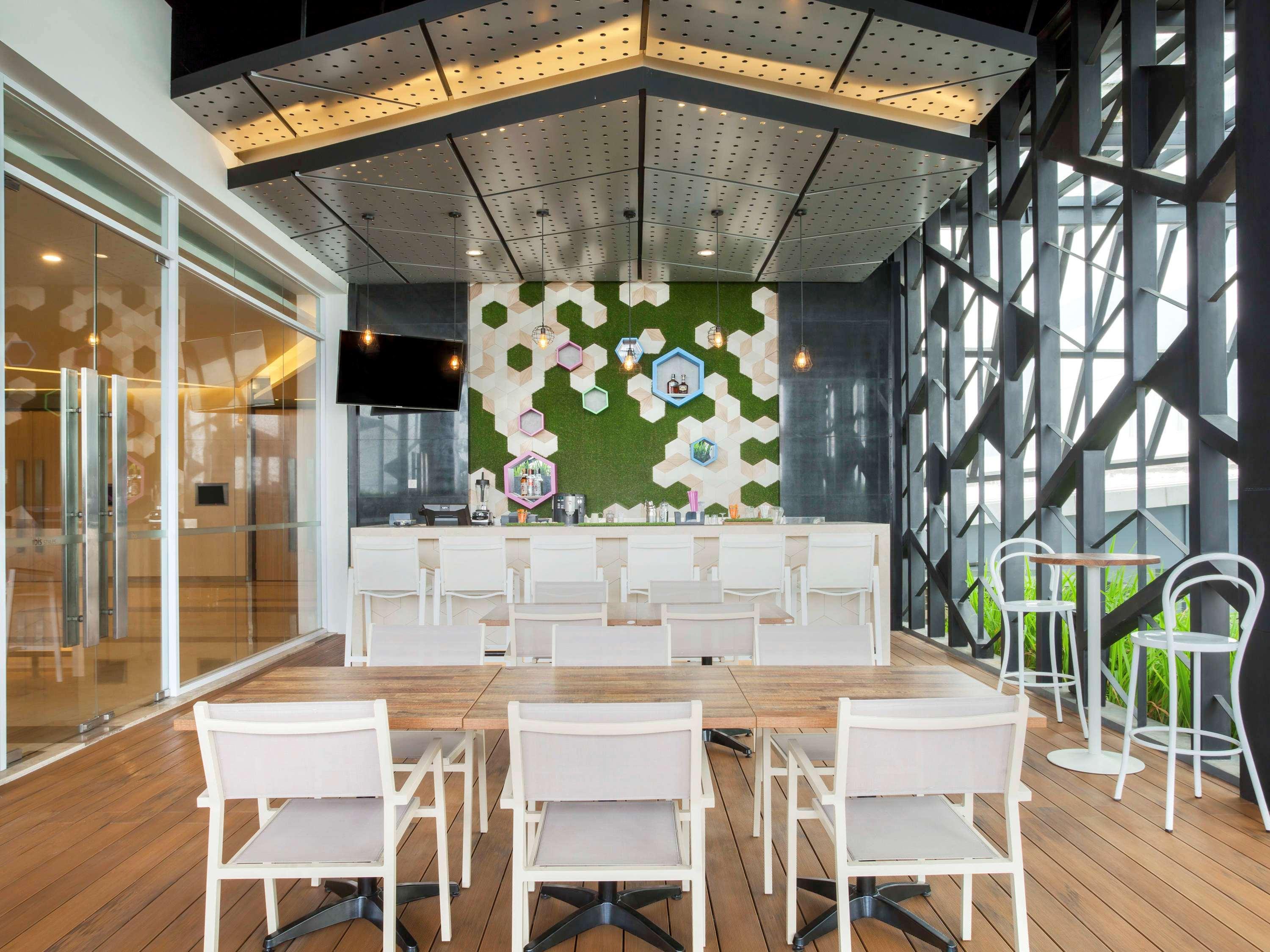 Ibis Styles Jakarta Sunter Exterior foto